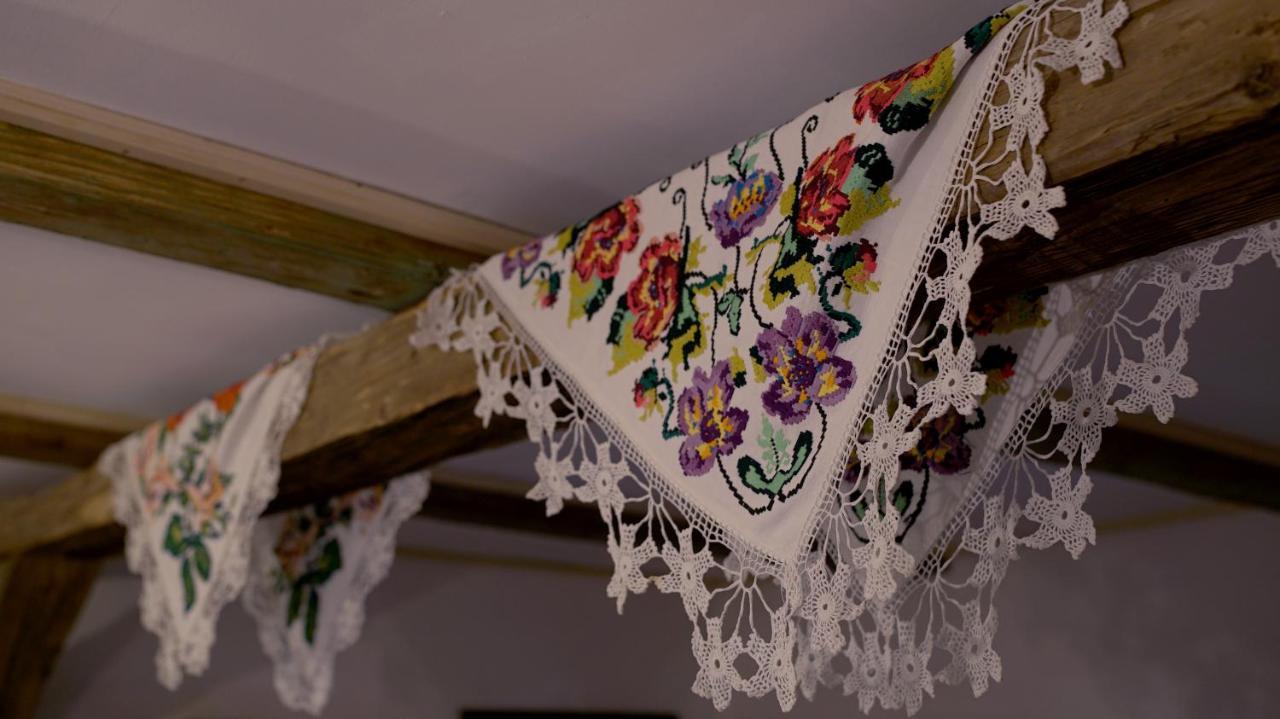 Iz De Maramures Rural Hotel (Adults Only) Surdesti  Εξωτερικό φωτογραφία