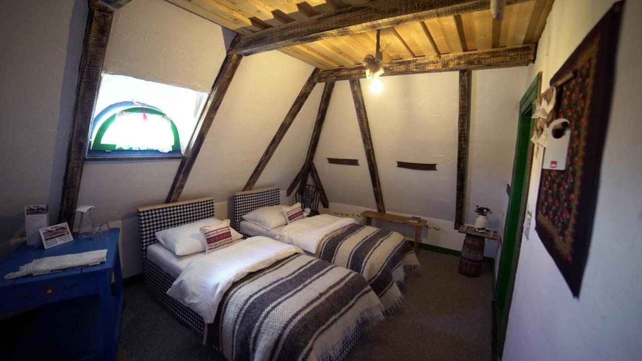 Iz De Maramures Rural Hotel (Adults Only) Surdesti  Εξωτερικό φωτογραφία